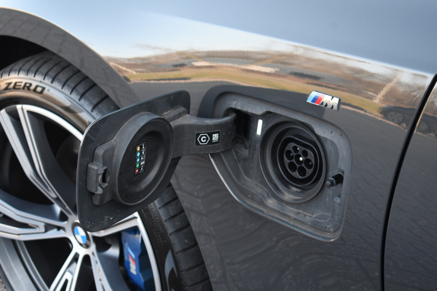 BMW 3 Serie Touring 330e xDrive M-Sport Dravit Pano HUD El-zetels Adp-demping Camera
