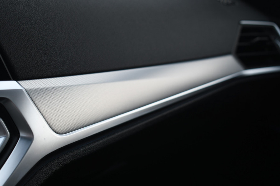 BMW 3 Serie Touring 330e xDrive M-Sport Dravit Pano HUD El-zetels Adp-demping Camera