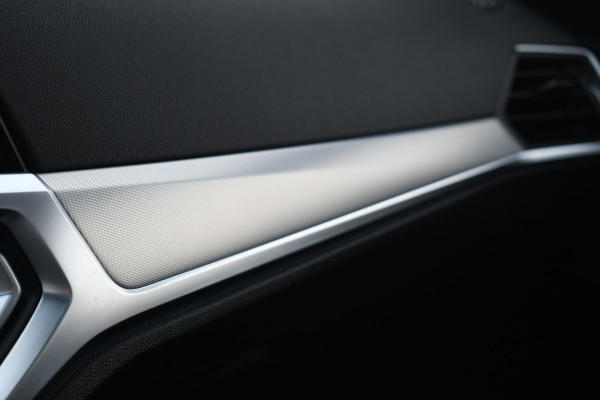 BMW 3 Serie Touring 330e xDrive M-Sport Dravit Pano HUD El-zetels Adp-demping Camera