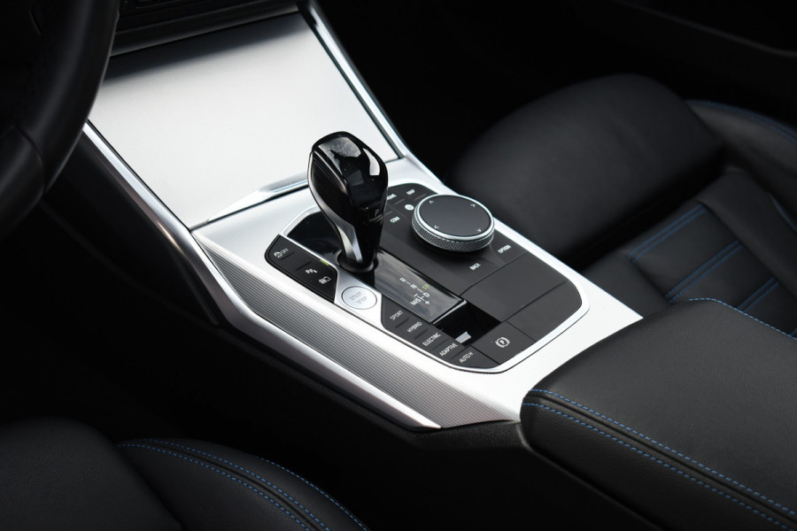 BMW 3 Serie Touring 330e xDrive M-Sport Dravit Pano HUD El-zetels Adp-demping Camera