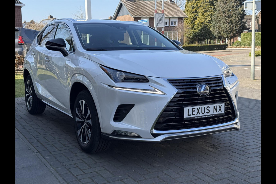 Lexus NX 300h Luxury Line | Trekhaak, Leer, Stoel + Stuurverwarming, Dodehoekherkenning, Elektrische achterklep, 18 inch