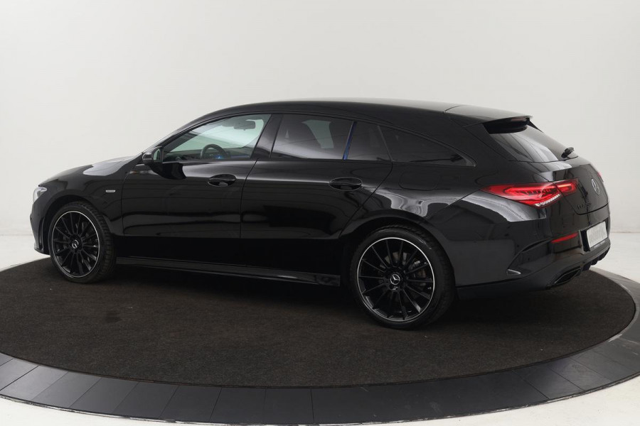 Mercedes-Benz CLA-Klasse Shooting Brake 250e AMG Night | Carplay | Stoelverwarming | Leder/Alcantara | Sfeerverlichting | Camera | Full LED | Park Assist | 19'' | Widescreen | Navigatie