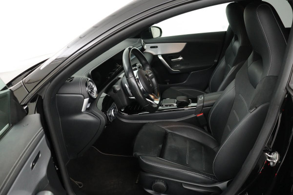 Mercedes-Benz CLA-Klasse Shooting Brake 250e AMG Night | Carplay | Stoelverwarming | Leder/Alcantara | Sfeerverlichting | Camera | Full LED | Park Assist | 19'' | Widescreen | Navigatie