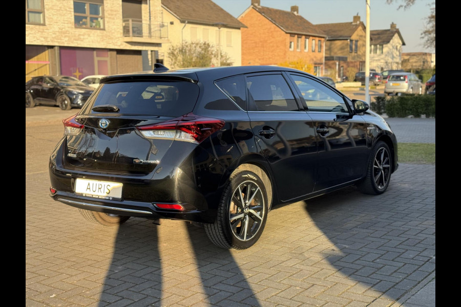Toyota Auris 1.8 Hybrid Black Edition | Navigatie, 17 inch, Cruise control, Licht + Regensensor, Privacy Glass, Parkeercamera