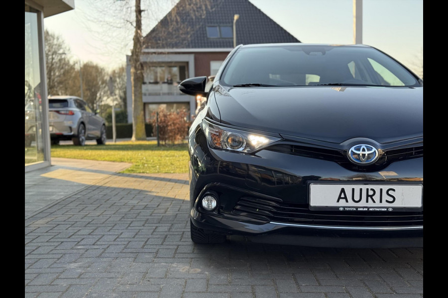 Toyota Auris 1.8 Hybrid Black Edition | Navigatie, 17 inch, Cruise control, Licht + Regensensor, Privacy Glass, Parkeercamera