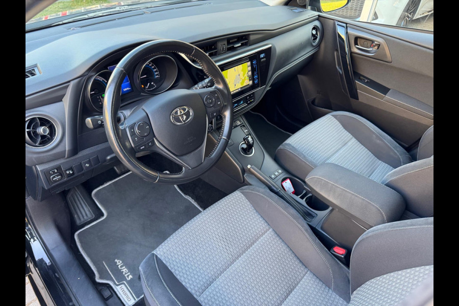 Toyota Auris 1.8 Hybrid Black Edition | Navigatie, 17 inch, Cruise control, Licht + Regensensor, Privacy Glass, Parkeercamera