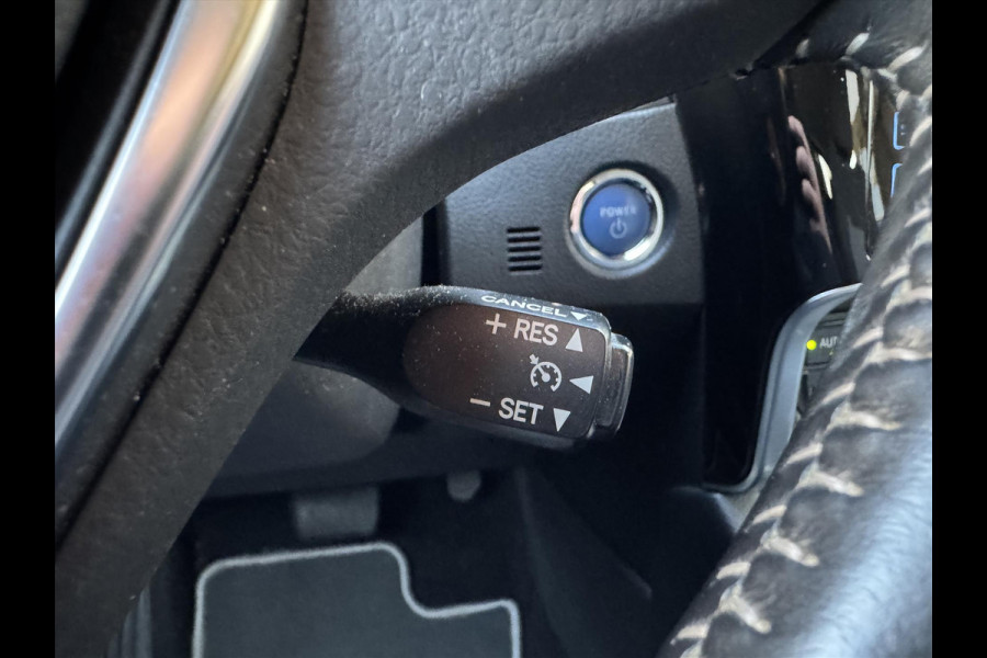 Toyota Auris 1.8 Hybrid Black Edition | Navigatie, 17 inch, Cruise control, Licht + Regensensor, Privacy Glass, Parkeercamera