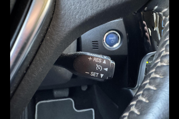Toyota Auris 1.8 Hybrid Black Edition | Navigatie, 17 inch, Cruise control, Licht + Regensensor, Privacy Glass, Parkeercamera