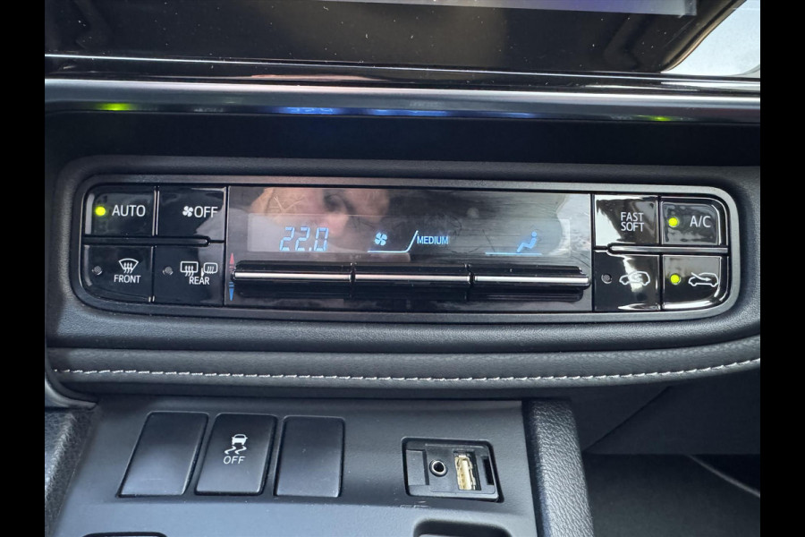 Toyota Auris 1.8 Hybrid Black Edition | Navigatie, 17 inch, Cruise control, Licht + Regensensor, Privacy Glass, Parkeercamera
