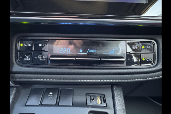 Toyota Auris 1.8 Hybrid Black Edition | Navigatie, 17 inch, Cruise control, Licht + Regensensor, Privacy Glass, Parkeercamera