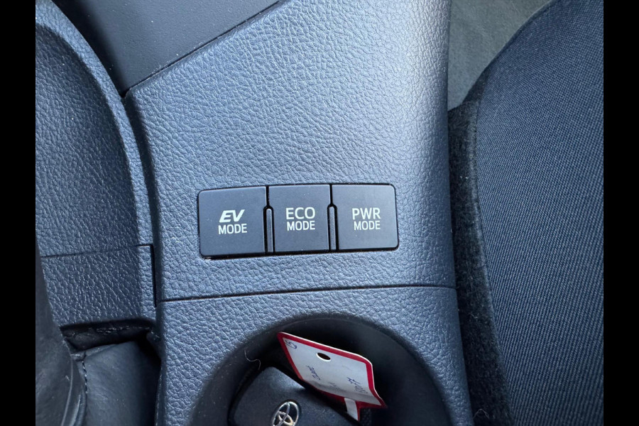 Toyota Auris 1.8 Hybrid Black Edition | Navigatie, 17 inch, Cruise control, Licht + Regensensor, Privacy Glass, Parkeercamera