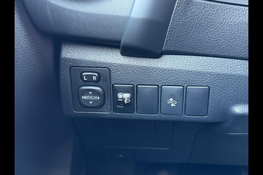 Toyota Auris 1.8 Hybrid Black Edition | Navigatie, 17 inch, Cruise control, Licht + Regensensor, Privacy Glass, Parkeercamera