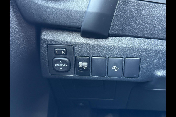 Toyota Auris 1.8 Hybrid Black Edition | Navigatie, 17 inch, Cruise control, Licht + Regensensor, Privacy Glass, Parkeercamera
