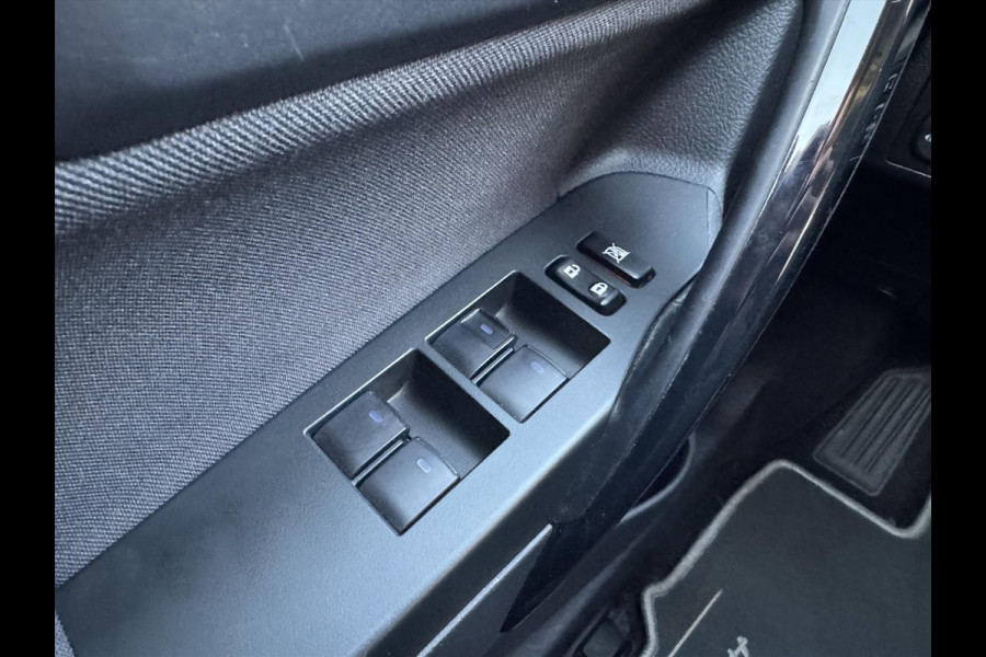 Toyota Auris 1.8 Hybrid Black Edition | Navigatie, 17 inch, Cruise control, Licht + Regensensor, Privacy Glass, Parkeercamera