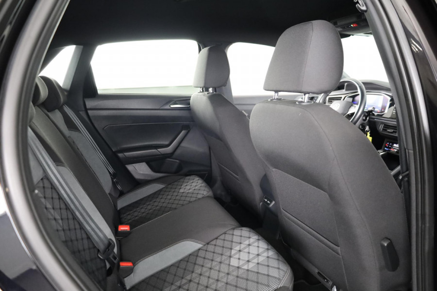 Volkswagen Polo 1.0 TSI R-Line 110 pk Automaat (DSG) | Navigatie via App | Parkeersensoren (Park assist) | Adaptieve cruise control | Autom. airco | Stoelverwarming | LED koplampen |