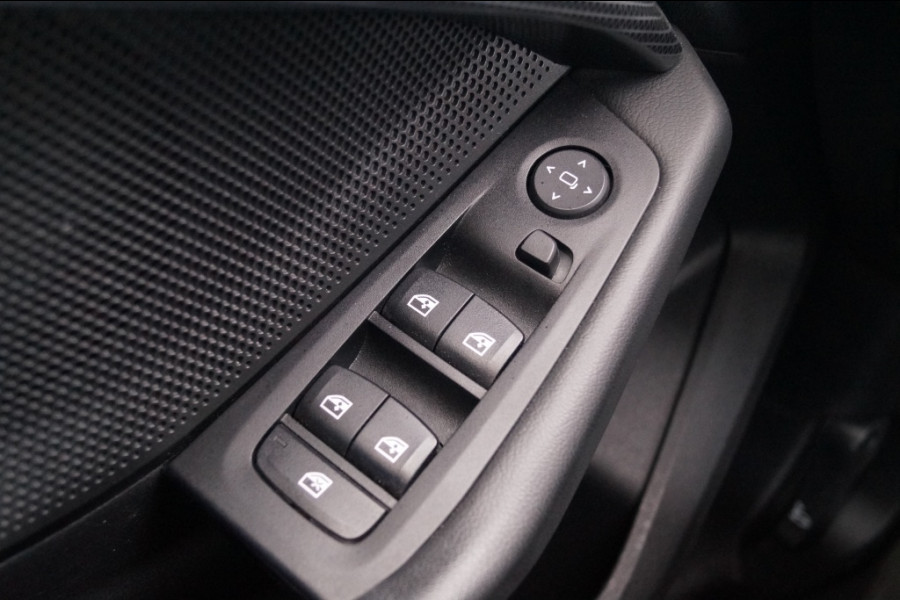 BMW 1-serie 118i 136pk Automaat High Executive -PANO-NAVI-ECC-