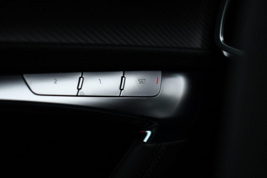 Audi RS6 Avant 4.0 TFSI quattro DynPlus Pano Nardo Design Sportuitl 4WS HUD ACC 22"