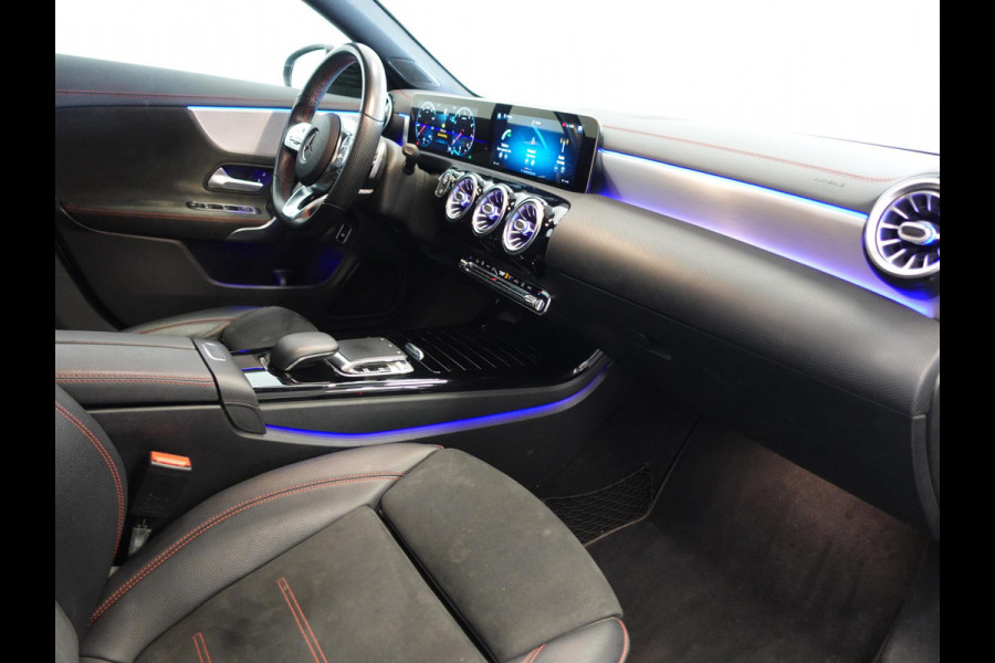Mercedes-Benz CLA-Klasse Shooting Brake 200 Aut. DCT AMG Line Night Pakket Plus Pakket Ambiente Verlichting Leder Alcantara Trekhaak Full LED Navigatie PDC VA + Camera