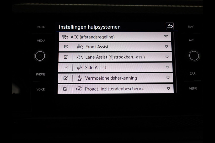 Volkswagen Polo 1.0 TSI Life 95 pk Automaat (DSG) | Navigatie via App | Parkeersensoren (Park assist) | Adaptieve cruise control | Stoelverwarming | LED koplampen | Dodehoek detectie |
