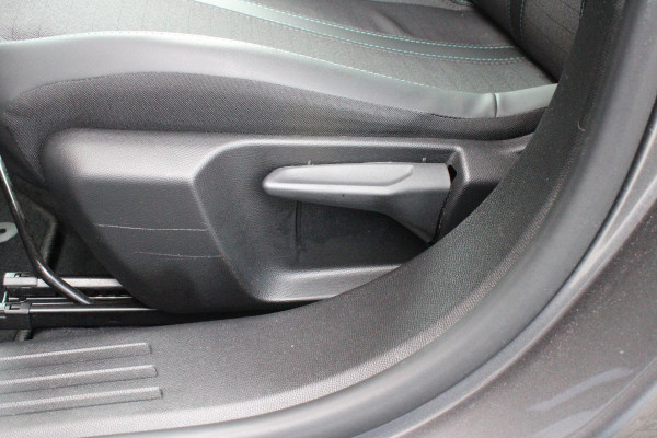 Peugeot 2008 1.2 100PK ALLURE PACK | TREKHAAK | NAVIGATIE | APPLE CARPLAY/ANDROID AUTO | 3-D INSTRUMENTENPANEEL | ACHTERUITRIJ CAMERA | CRUISE CONTROL | LED KOPLAMPEN | CLIMATE CONTROL | 17" LICHTMETALEN VELGEN | DAB+ RADIO |