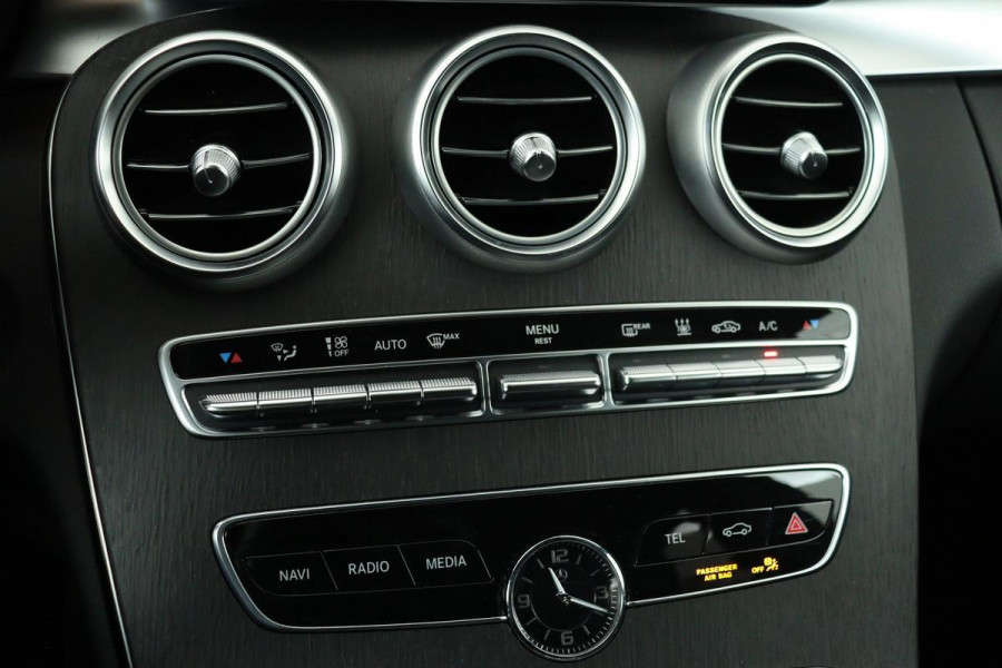 Mercedes-Benz C-Klasse 300e AMG Night | Carplay | 360 camera | Trekhaak | Stoelverwarming | Keyless | Leder/Alcantara | Full LED | Navigatie