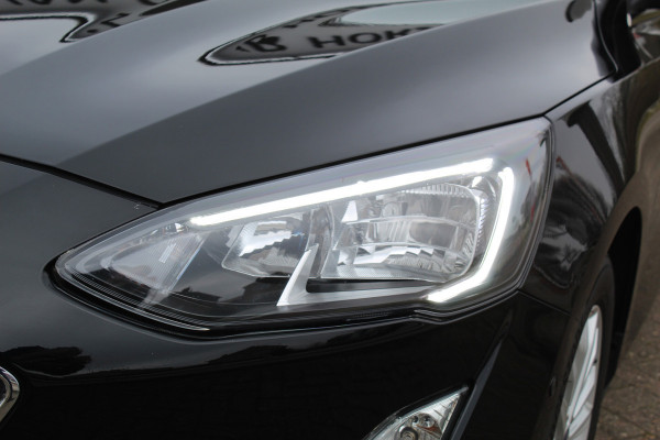 Ford FOCUS Wagon 1.0-125pk EcoBoost Mild-hybrid Titanium. Mooie, ruime, luxe en comfortabele Ford Focus wagon ! Volautm. airco dual, camera, stoel-, stuur- en voorraamverw., easy entry/easy go, cruise control, Isofix, side- en lane assist, parkeersensoren v+a, LM wielen etc.