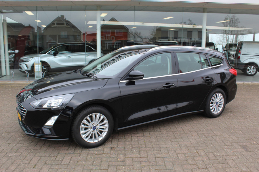 Ford FOCUS Wagon 1.0-125pk EcoBoost Mild-hybrid Titanium. Mooie, ruime, luxe en comfortabele Ford Focus wagon ! Volautm. airco dual, camera, stoel-, stuur- en voorraamverw., easy entry/easy go, cruise control, Isofix, side- en lane assist, parkeersensoren v+a, LM wielen etc.