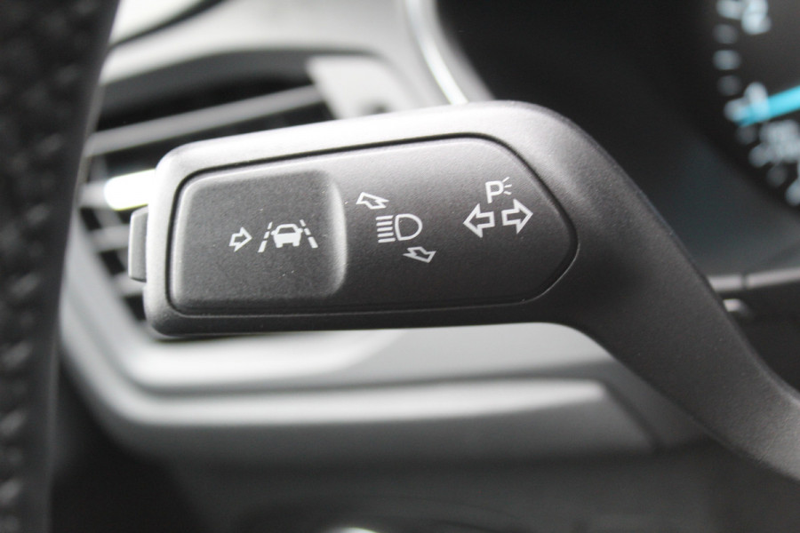 Ford FOCUS Wagon 1.0-125pk EcoBoost Mild-hybrid Titanium. Mooie, ruime, luxe en comfortabele Ford Focus wagon ! Volautm. airco dual, camera, stoel-, stuur- en voorraamverw., easy entry/easy go, cruise control, Isofix, side- en lane assist, parkeersensoren v+a, LM wielen etc.