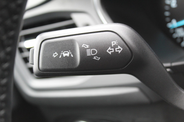 Ford FOCUS Wagon 1.0-125pk EcoBoost Mild-hybrid Titanium. Mooie, ruime, luxe en comfortabele Ford Focus wagon ! Volautm. airco dual, camera, stoel-, stuur- en voorraamverw., easy entry/easy go, cruise control, Isofix, side- en lane assist, parkeersensoren v+a, LM wielen etc.