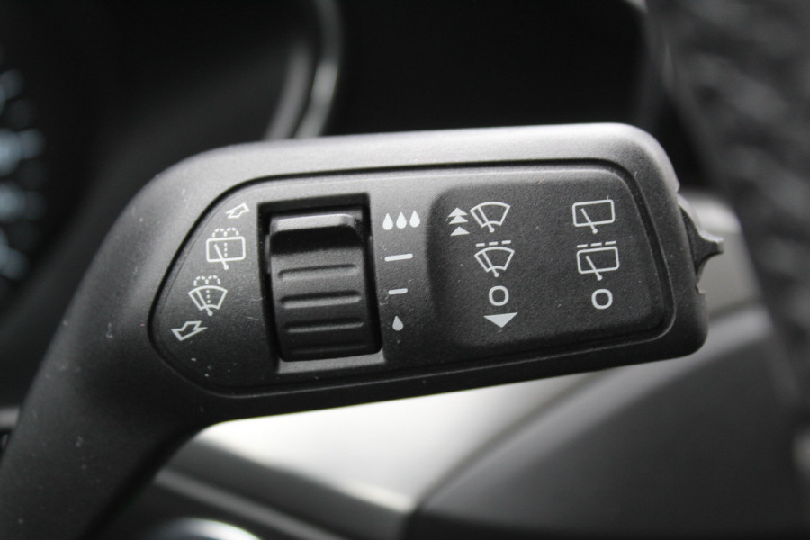 Ford FOCUS Wagon 1.0-125pk EcoBoost Mild-hybrid Titanium. Mooie, ruime, luxe en comfortabele Ford Focus wagon ! Volautm. airco dual, camera, stoel-, stuur- en voorraamverw., easy entry/easy go, cruise control, Isofix, side- en lane assist, parkeersensoren v+a, LM wielen etc.