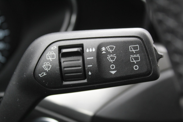 Ford FOCUS Wagon 1.0-125pk EcoBoost Mild-hybrid Titanium. Mooie, ruime, luxe en comfortabele Ford Focus wagon ! Volautm. airco dual, camera, stoel-, stuur- en voorraamverw., easy entry/easy go, cruise control, Isofix, side- en lane assist, parkeersensoren v+a, LM wielen etc.