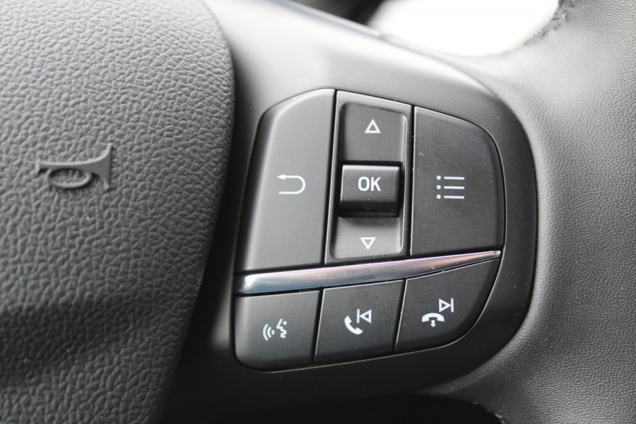 Ford FOCUS Wagon 1.0-125pk EcoBoost Mild-hybrid Titanium. Mooie, ruime, luxe en comfortabele Ford Focus wagon ! Volautm. airco dual, camera, stoel-, stuur- en voorraamverw., easy entry/easy go, cruise control, Isofix, side- en lane assist, parkeersensoren v+a, LM wielen etc.