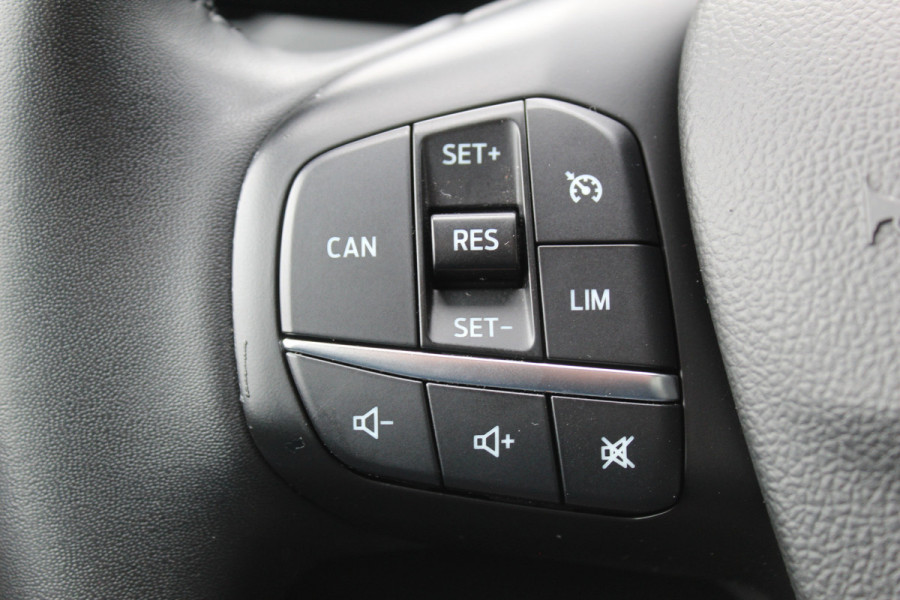 Ford FOCUS Wagon 1.0-125pk EcoBoost Mild-hybrid Titanium. Mooie, ruime, luxe en comfortabele Ford Focus wagon ! Volautm. airco dual, camera, stoel-, stuur- en voorraamverw., easy entry/easy go, cruise control, Isofix, side- en lane assist, parkeersensoren v+a, LM wielen etc.