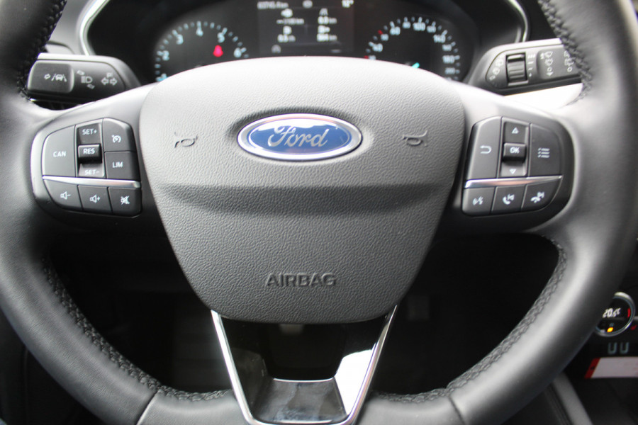 Ford FOCUS Wagon 1.0-125pk EcoBoost Mild-hybrid Titanium. Mooie, ruime, luxe en comfortabele Ford Focus wagon ! Volautm. airco dual, camera, stoel-, stuur- en voorraamverw., easy entry/easy go, cruise control, Isofix, side- en lane assist, parkeersensoren v+a, LM wielen etc.