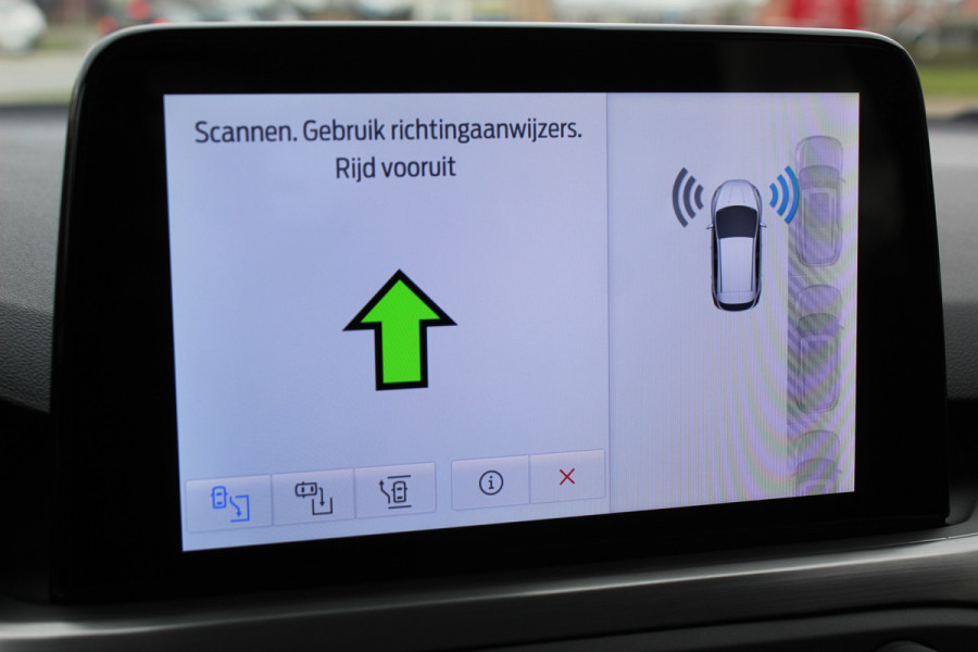 Ford FOCUS Wagon 1.0-125pk EcoBoost Mild-hybrid Titanium. Mooie, ruime, luxe en comfortabele Ford Focus wagon ! Volautm. airco dual, camera, stoel-, stuur- en voorraamverw., easy entry/easy go, cruise control, Isofix, side- en lane assist, parkeersensoren v+a, LM wielen etc.