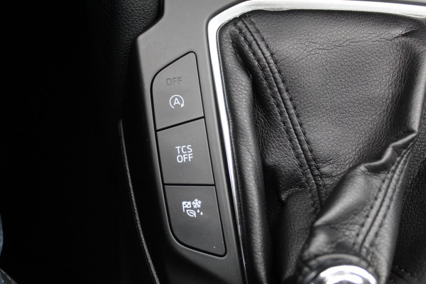 Ford FOCUS Wagon 1.0-125pk EcoBoost Mild-hybrid Titanium. Mooie, ruime, luxe en comfortabele Ford Focus wagon ! Volautm. airco dual, camera, stoel-, stuur- en voorraamverw., easy entry/easy go, cruise control, Isofix, side- en lane assist, parkeersensoren v+a, LM wielen etc.