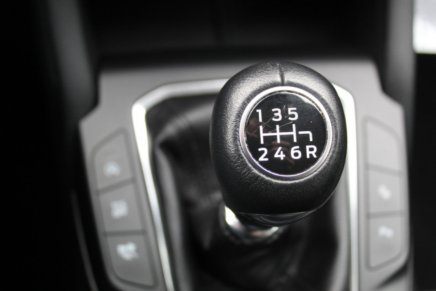 Ford FOCUS Wagon 1.0-125pk EcoBoost Mild-hybrid Titanium. Mooie, ruime, luxe en comfortabele Ford Focus wagon ! Volautm. airco dual, camera, stoel-, stuur- en voorraamverw., easy entry/easy go, cruise control, Isofix, side- en lane assist, parkeersensoren v+a, LM wielen etc.