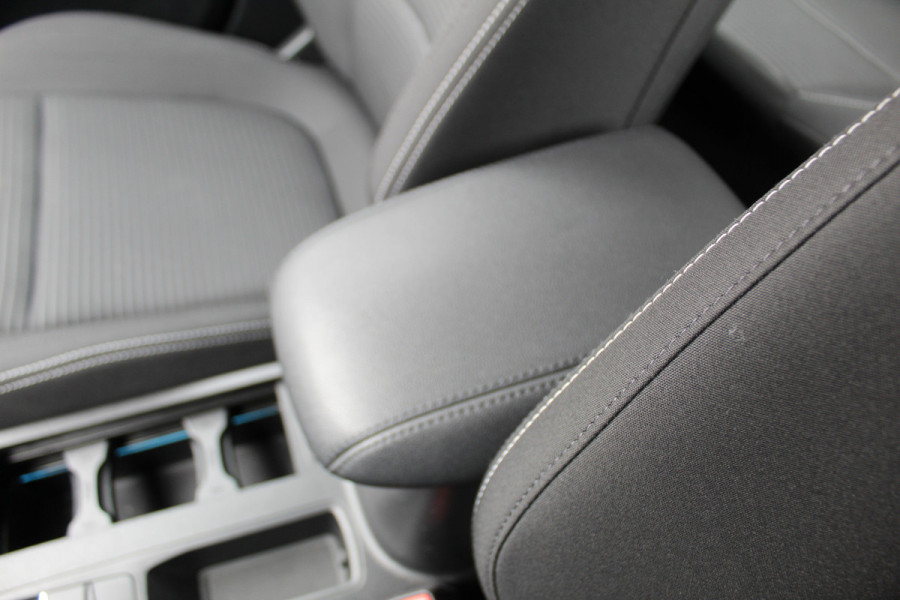 Ford FOCUS Wagon 1.0-125pk EcoBoost Mild-hybrid Titanium. Mooie, ruime, luxe en comfortabele Ford Focus wagon ! Volautm. airco dual, camera, stoel-, stuur- en voorraamverw., easy entry/easy go, cruise control, Isofix, side- en lane assist, parkeersensoren v+a, LM wielen etc.