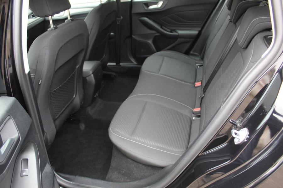 Ford FOCUS Wagon 1.0-125pk EcoBoost Mild-hybrid Titanium. Mooie, ruime, luxe en comfortabele Ford Focus wagon ! Volautm. airco dual, camera, stoel-, stuur- en voorraamverw., easy entry/easy go, cruise control, Isofix, side- en lane assist, parkeersensoren v+a, LM wielen etc.