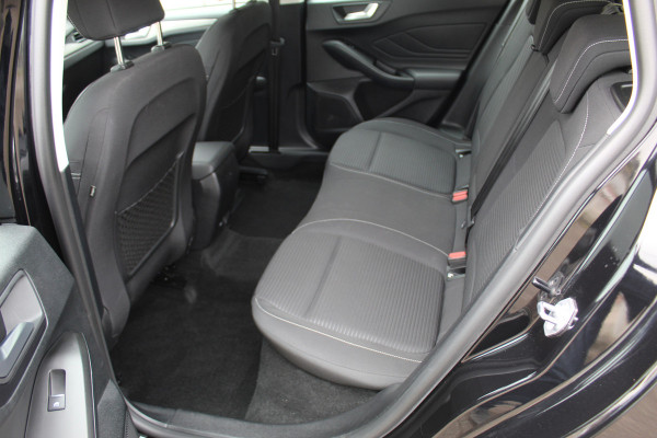 Ford FOCUS Wagon 1.0-125pk EcoBoost Mild-hybrid Titanium. Mooie, ruime, luxe en comfortabele Ford Focus wagon ! Volautm. airco dual, camera, stoel-, stuur- en voorraamverw., easy entry/easy go, cruise control, Isofix, side- en lane assist, parkeersensoren v+a, LM wielen etc.