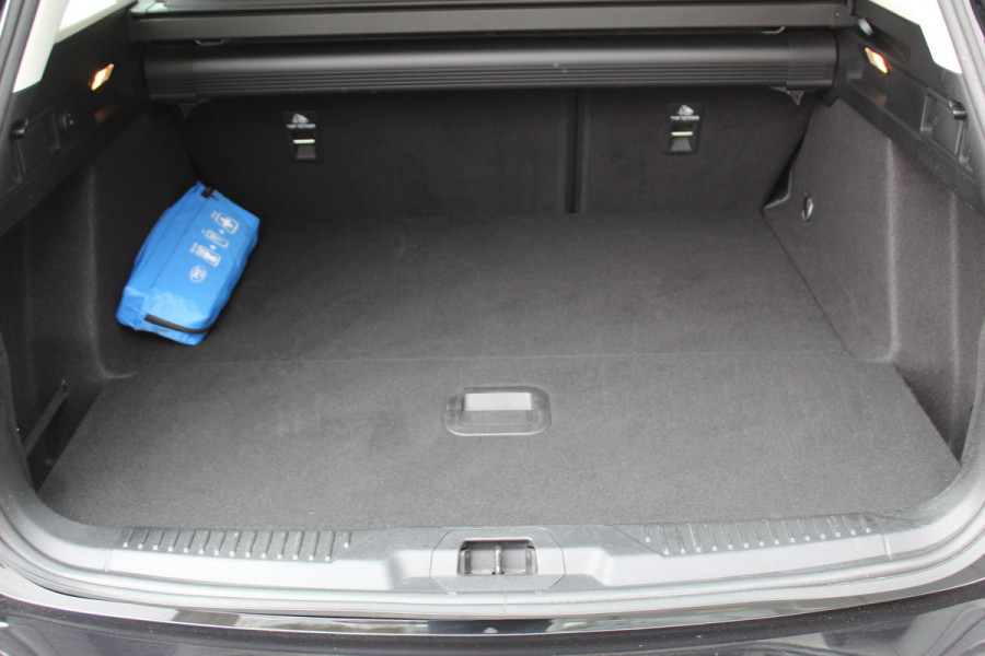 Ford FOCUS Wagon 1.0-125pk EcoBoost Mild-hybrid Titanium. Mooie, ruime, luxe en comfortabele Ford Focus wagon ! Volautm. airco dual, camera, stoel-, stuur- en voorraamverw., easy entry/easy go, cruise control, Isofix, side- en lane assist, parkeersensoren v+a, LM wielen etc.