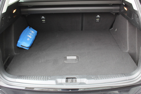 Ford FOCUS Wagon 1.0-125pk EcoBoost Mild-hybrid Titanium. Mooie, ruime, luxe en comfortabele Ford Focus wagon ! Volautm. airco dual, camera, stoel-, stuur- en voorraamverw., easy entry/easy go, cruise control, Isofix, side- en lane assist, parkeersensoren v+a, LM wielen etc.