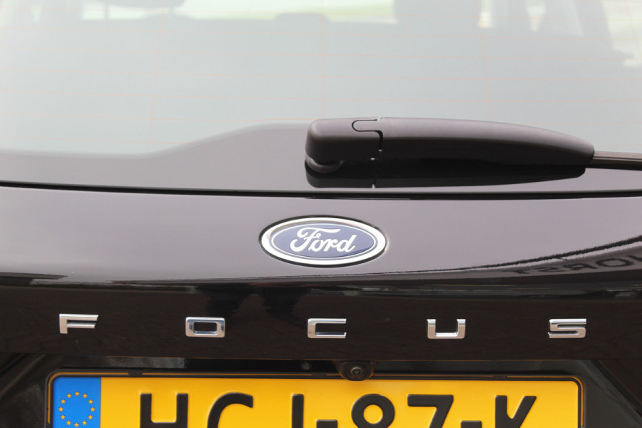 Ford FOCUS Wagon 1.0-125pk EcoBoost Mild-hybrid Titanium. Mooie, ruime, luxe en comfortabele Ford Focus wagon ! Volautm. airco dual, camera, stoel-, stuur- en voorraamverw., easy entry/easy go, cruise control, Isofix, side- en lane assist, parkeersensoren v+a, LM wielen etc.