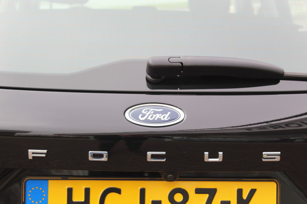 Ford FOCUS Wagon 1.0-125pk EcoBoost Mild-hybrid Titanium. Mooie, ruime, luxe en comfortabele Ford Focus wagon ! Volautm. airco dual, camera, stoel-, stuur- en voorraamverw., easy entry/easy go, cruise control, Isofix, side- en lane assist, parkeersensoren v+a, LM wielen etc.