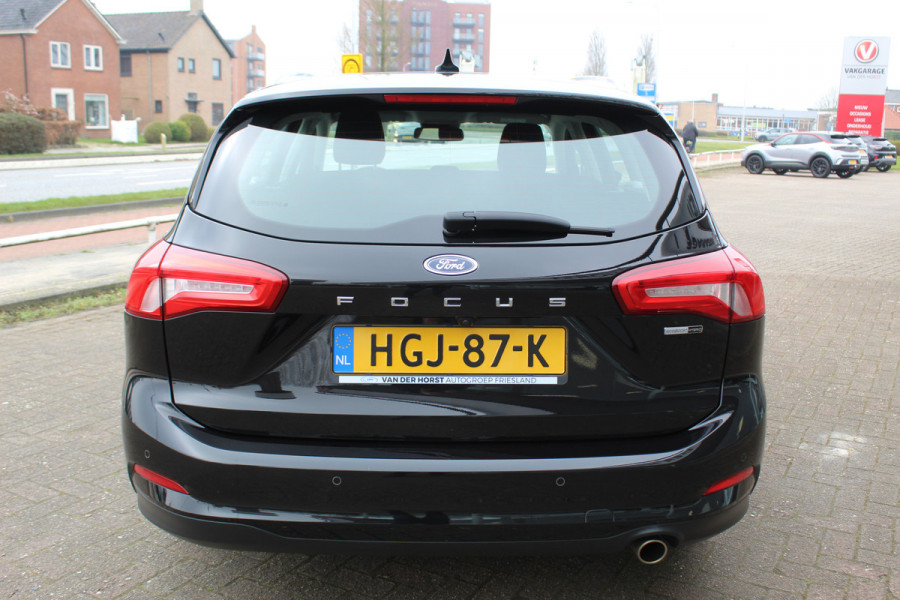 Ford FOCUS Wagon 1.0-125pk EcoBoost Mild-hybrid Titanium. Mooie, ruime, luxe en comfortabele Ford Focus wagon ! Volautm. airco dual, camera, stoel-, stuur- en voorraamverw., easy entry/easy go, cruise control, Isofix, side- en lane assist, parkeersensoren v+a, LM wielen etc.
