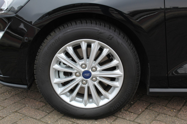 Ford FOCUS Wagon 1.0-125pk EcoBoost Mild-hybrid Titanium. Mooie, ruime, luxe en comfortabele Ford Focus wagon ! Volautm. airco dual, camera, stoel-, stuur- en voorraamverw., easy entry/easy go, cruise control, Isofix, side- en lane assist, parkeersensoren v+a, LM wielen etc.