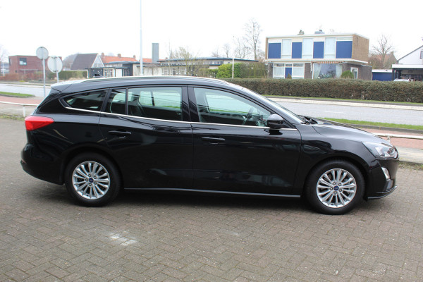 Ford FOCUS Wagon 1.0-125pk EcoBoost Mild-hybrid Titanium. Mooie, ruime, luxe en comfortabele Ford Focus wagon ! Volautm. airco dual, camera, stoel-, stuur- en voorraamverw., easy entry/easy go, cruise control, Isofix, side- en lane assist, parkeersensoren v+a, LM wielen etc.