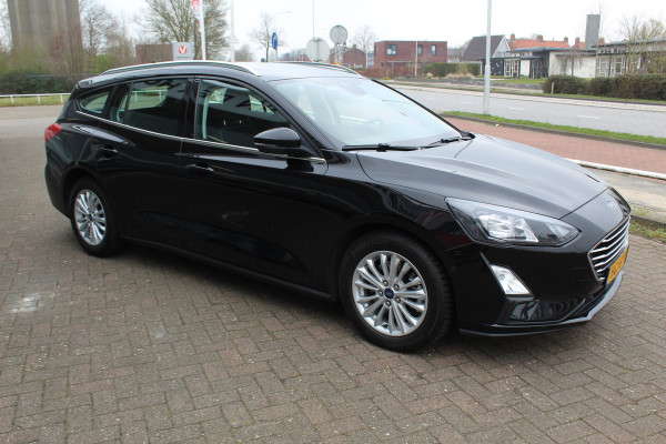 Ford FOCUS Wagon 1.0-125pk EcoBoost Mild-hybrid Titanium. Mooie, ruime, luxe en comfortabele Ford Focus wagon ! Volautm. airco dual, camera, stoel-, stuur- en voorraamverw., easy entry/easy go, cruise control, Isofix, side- en lane assist, parkeersensoren v+a, LM wielen etc.