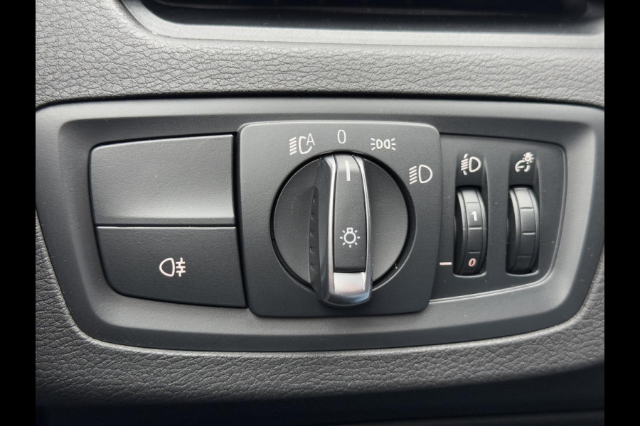 BMW X1 sDrive18i Executive Edition 2e Eigenaar,Navi,Clima,Cruise,PDC,Trekhaak,Head Up Display,Weinig KM,Dealer Onderhouden,N.A.P,APK tot 11-2025