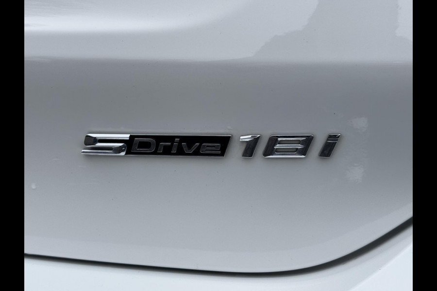 BMW X1 sDrive18i Executive Edition 2e Eigenaar,Navi,Clima,Cruise,PDC,Trekhaak,Head Up Display,Weinig KM,Dealer Onderhouden,N.A.P,APK tot 11-2025